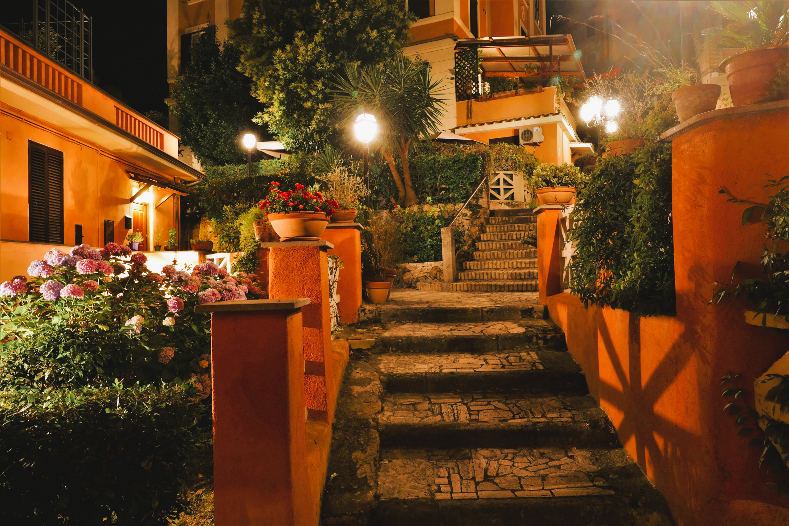 Trastevere Hidden Garden Cortile storico con piante della casa vacanze Trastevere Hidden Garden a Roma